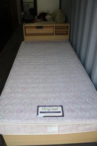 シングルベッド(木枠)　マットレスはフランスベッド